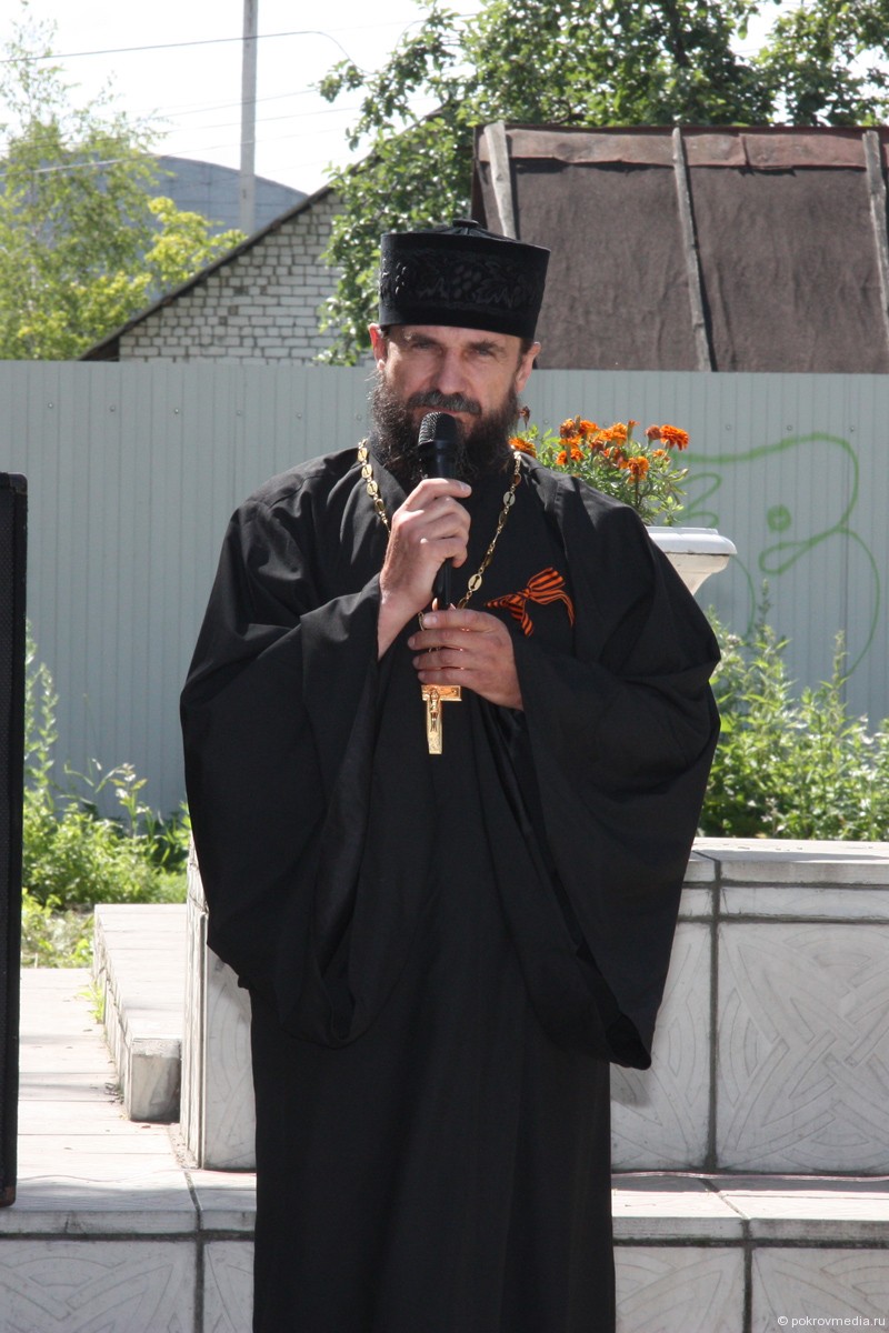 Настоятель Свято-Покровского храма священник Леонид Беспалов говорит о миллионах солдат, которые выполнили святой долг по защите Отечества.