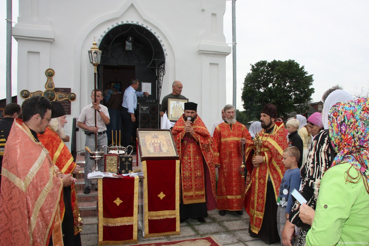 Священник Леонид Беспалов начинает молебен с короткой проповеди о Крестном пути святых Царственных мучеников и страстотерпцев.