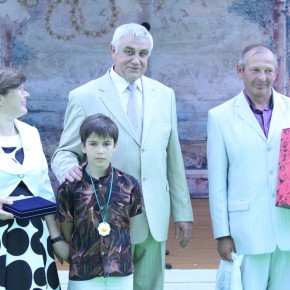 Губернатор области Н. Виноградов вручил медали "За любовь и верность" 30 супружеским парам