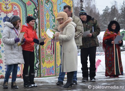 Заместитель главы города Покров Л. В. Сулоева вручает награды победителям лыжных соревнований. Фото А. Ларина