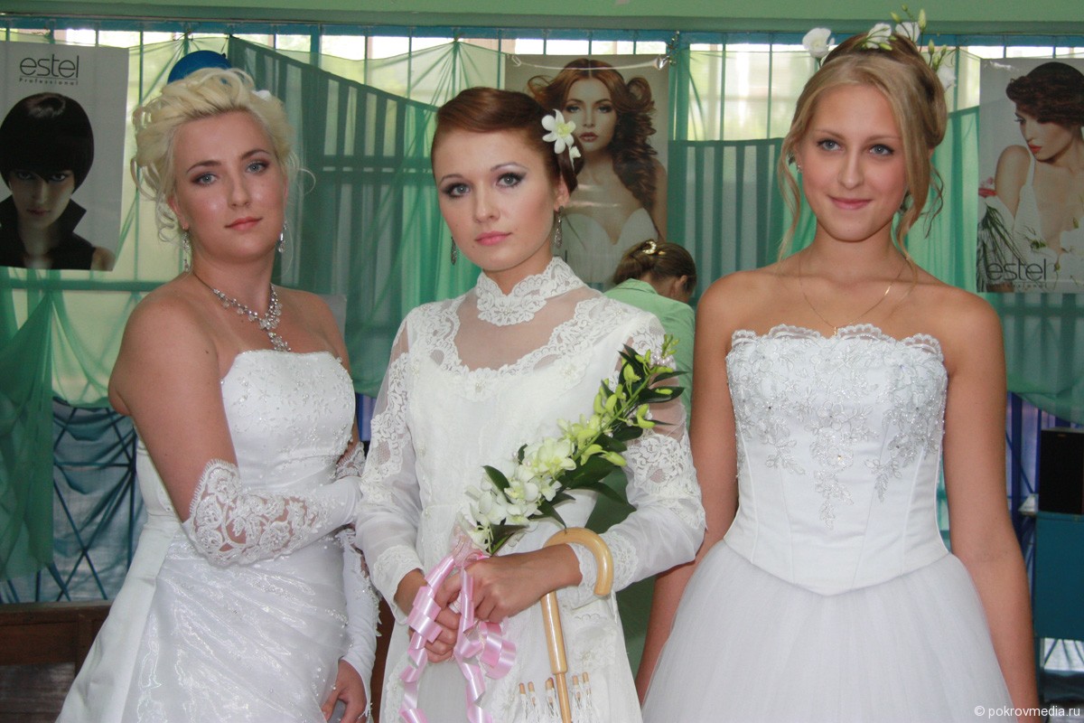Участники конкурса парикмахерского искусства "Парад невест"