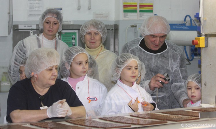 Дети и взрослые с огромным удовольствием наблюдали за процессом изготовления шоколадных изделий: конфет и шоколадных плиток.