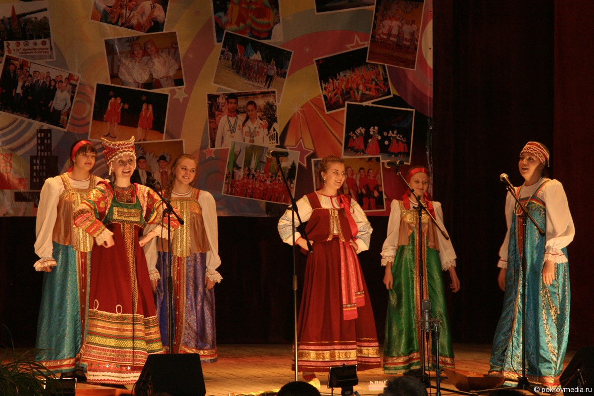 Выступают участники фестиваля от города Покров