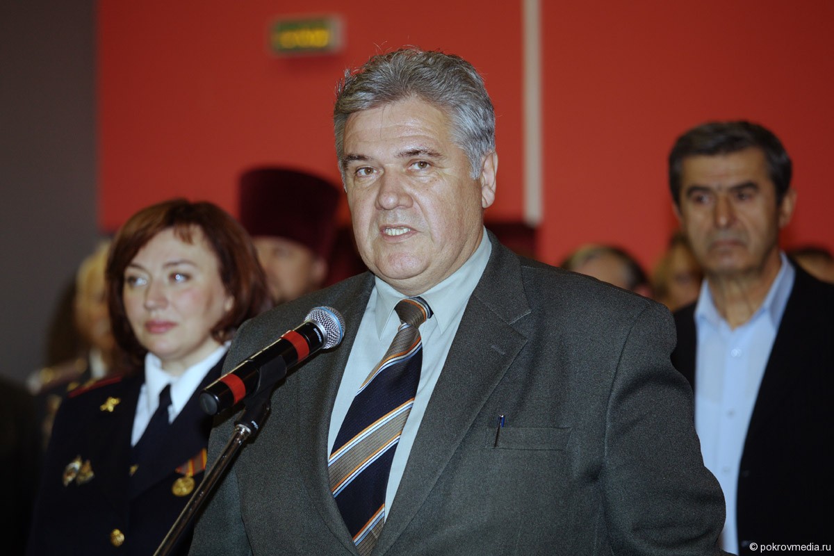 C поздравлением выступает заместитель главы Петушинского района В. И. Ющенко