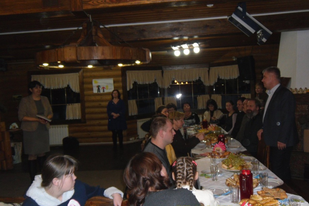 В рамках социального проекта "Дорогою добра" в кафе "Подворье" отмечался праздник "Здравствуй, зима!"