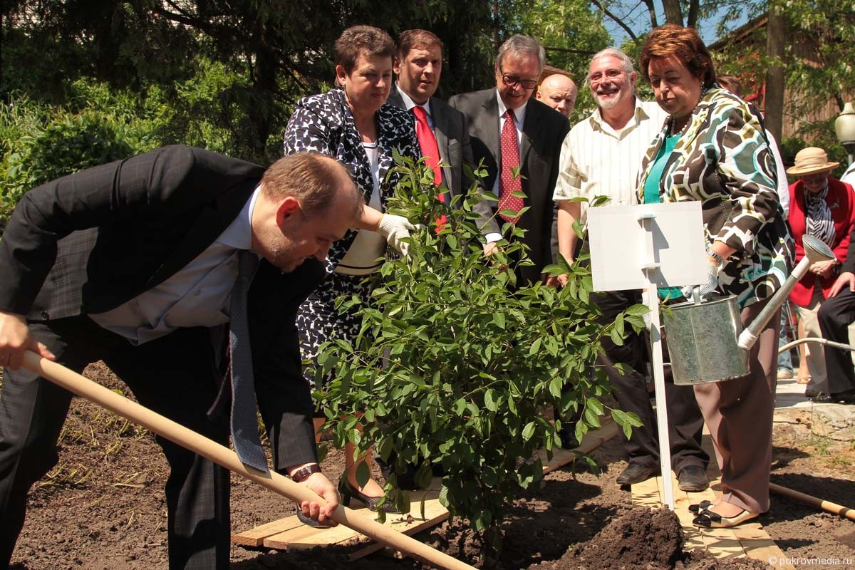 С. Орлова, З. Драгункина, А. Ковтунец и К. Занусси посадили первое дерево "Вишнёвой аллеи"