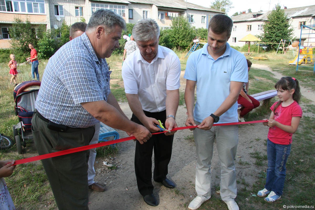 Торжественное разрезание красной ленты. На фото слева направо: В. И. Ющенко, Е. П. Сас, В. В. Свободин