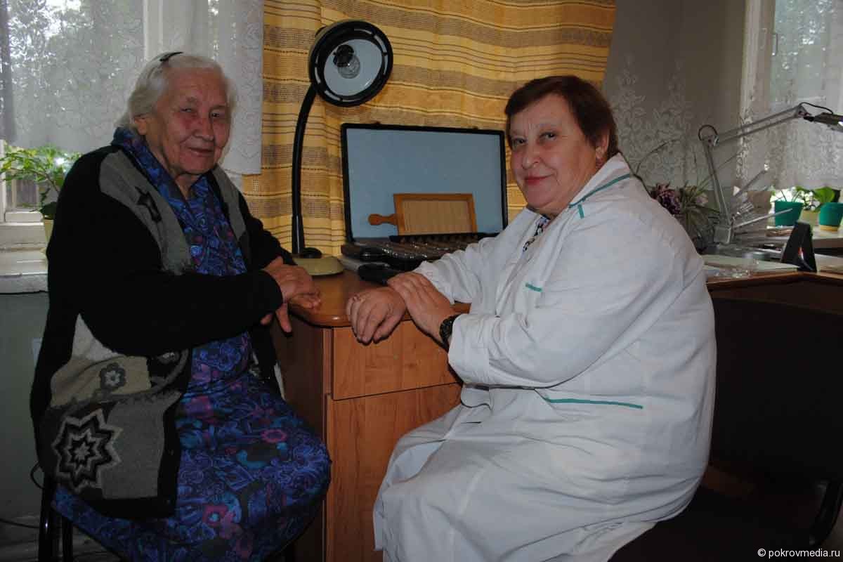 Внимательно выслушивает пациента врачофтальмолог Альбина Николаевна Портнова