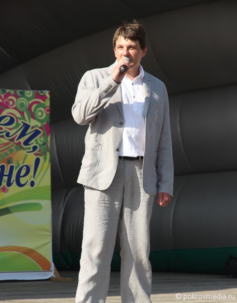 Председатель Совета народных депутатов города Покров О. Г. Кисляков поздравляет жителей с Днём города