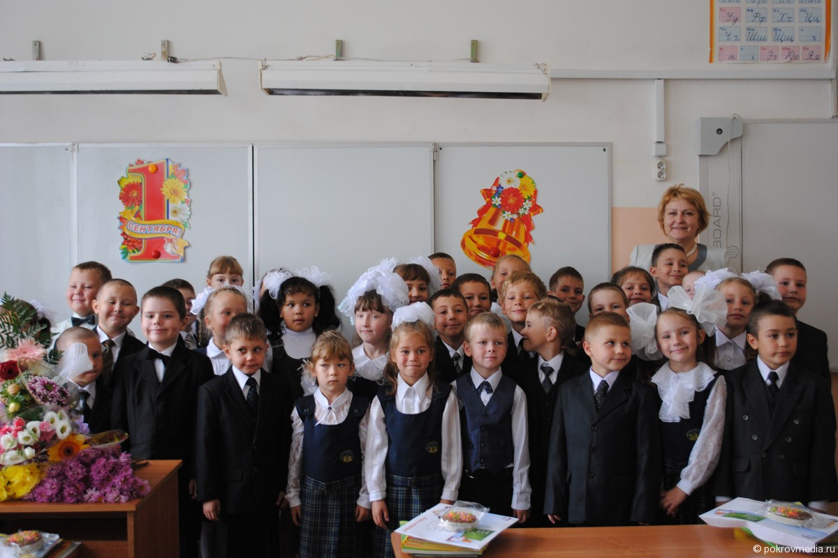 Педагог Покровской начальной школы Ирина Владимировна Соловьёва со своими воспитанниками