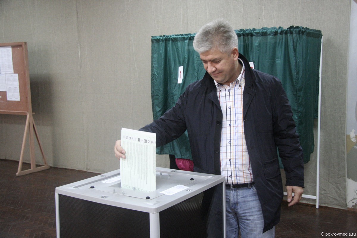 Глава города Покров Евгений Петрович Сас голосует на одном из избирательных участков