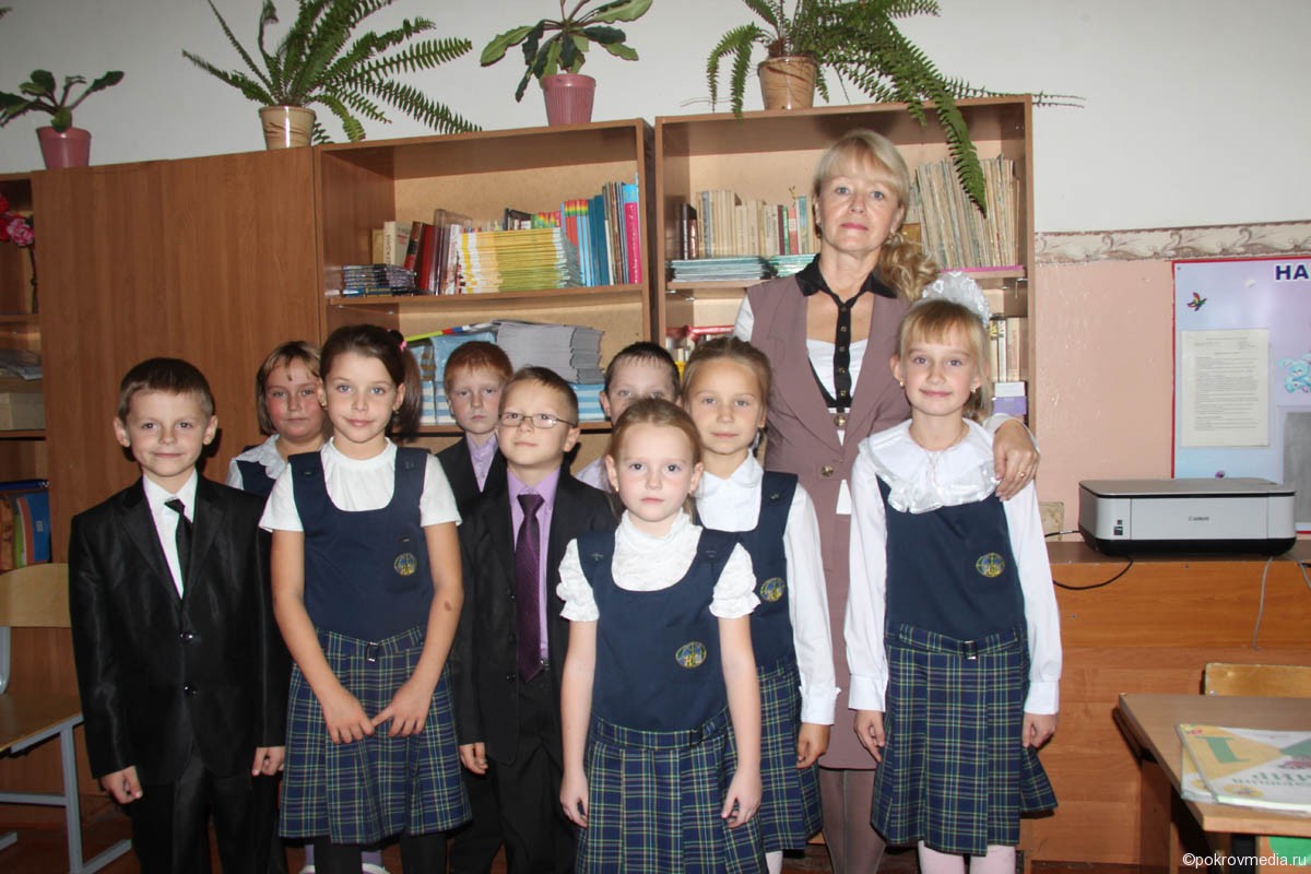Надежда Николаевна Воронина с учениками 1-го «А» класса 2013 года.