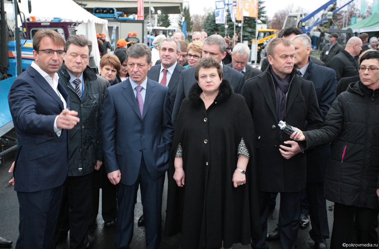 Губернатор С. Орлова и вице-премьер Д. Козак на осмотре выставки продукции промышленных предприятий области