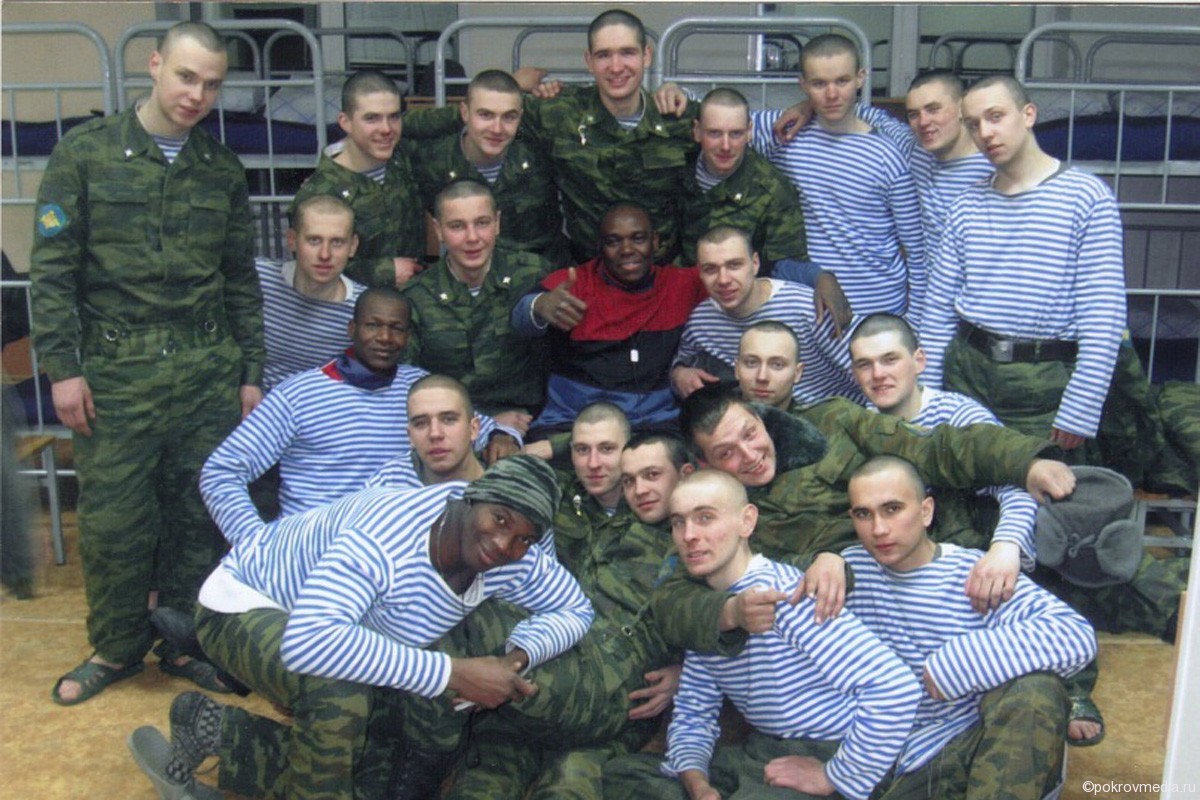Дружественная встреча с десантниками братской страны. Максим Корольков в последнем ряду, в центре. Фото из семейного альбома.