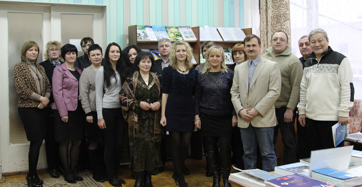 На фото сотрудники (ВНИИВВиМ) накануне своего профессионального праздника. Директор Д. В. Колбасов четвёртый справа.