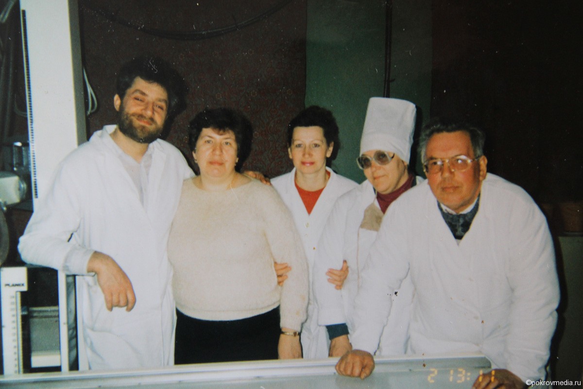 Главный врач Покровской городской больницы С. Балабин (справа) с коллегами. Фото из семейного архива.