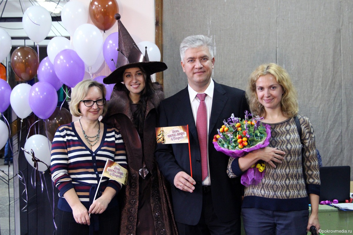 На фото слева направо Л. В. Сулоева, Шоколадная фея, Е. П. Сас, О. В. Шахранюк