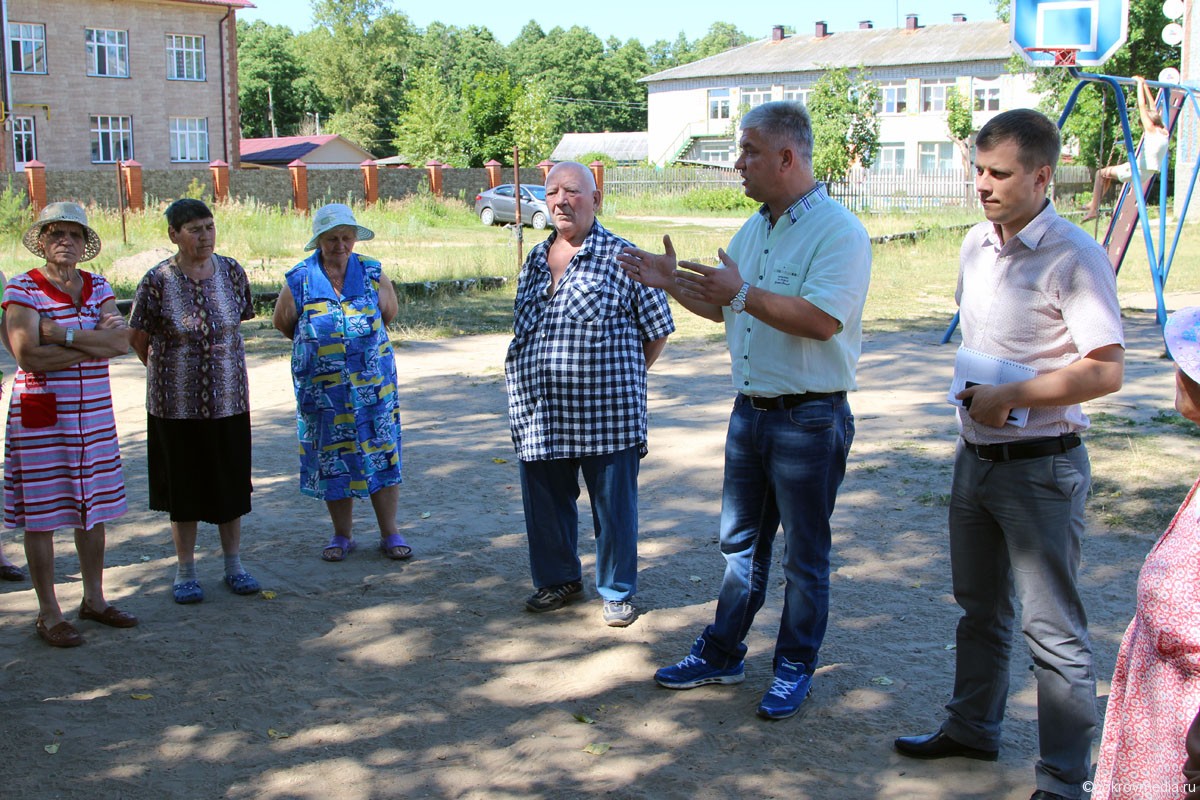 На фото: глава г. Покров Е. П. Сас и депутат В. В. Свободин (крайний справа) обсуждают наболевшие проблемы с жителями поселка.