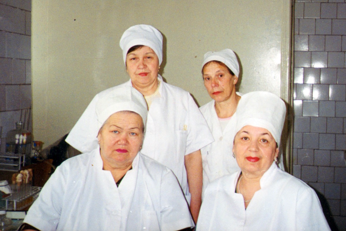 Сотрудники санбаклаборатории слева направо: В. В. Зуева, Б. К. Илюшкина (1 ряд), Т. Н. Прохорова, Н. Д. Кулешова (2 ряд), 1998 год.