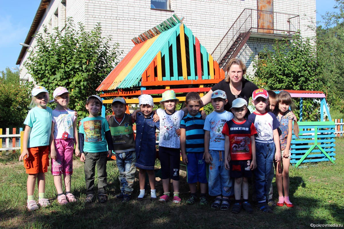 Дети подготовительной группы детского сада «Колобок» вместе с воспитателем Еленой Витальевной Ивановой на прогулке.