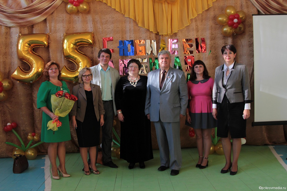 Директор школы №2 Е. А. Титова с гостями праздника