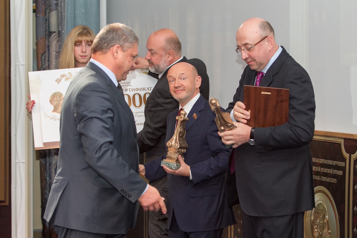 Первый вице-губернатор А. Конышев вручает премию Сперанского В. Плигину и В. Платонову