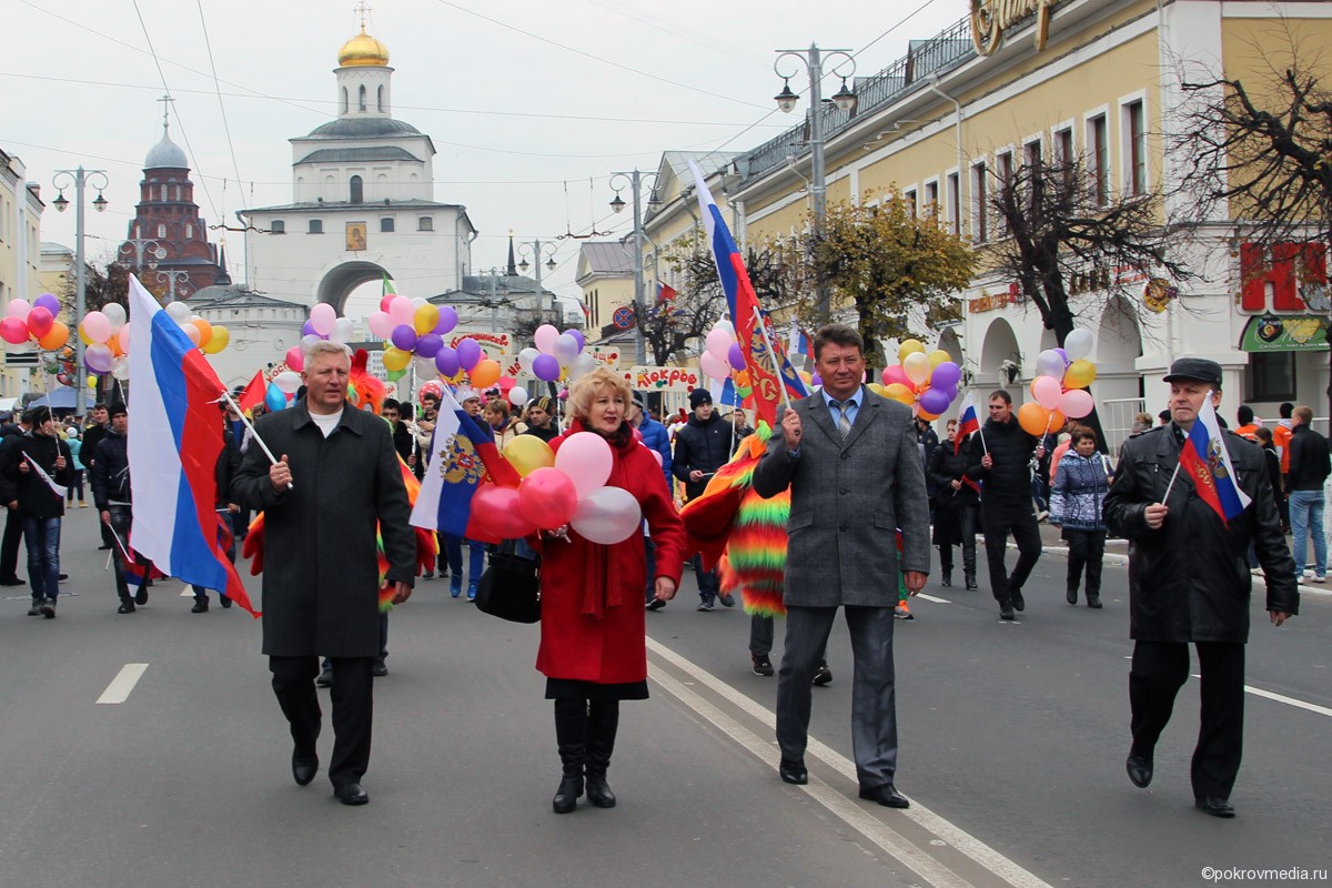 На фото: петушинская делегация шествует по одной из главных улиц областного центра
