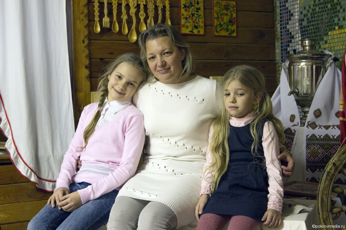 Светлана Анатольевна Лапченко с детьми Олей и Ксюшей.