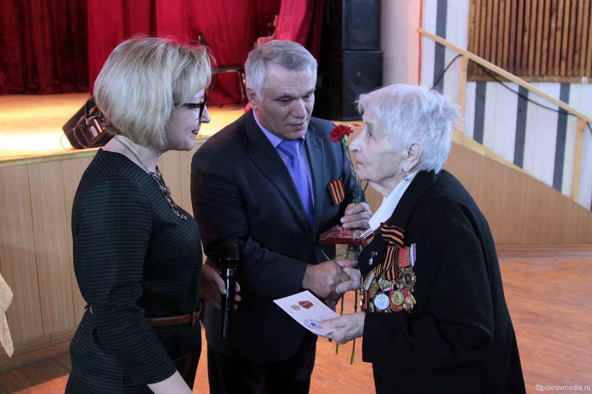 Вручение медали ветерану Великой Отечественной войны В. А. Кубышкиной