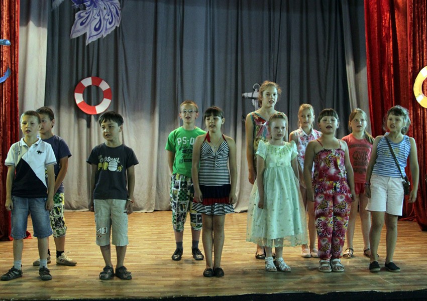 Ансамбль учеников второй школы исполняет военно-патриотическую песню «Катюша».