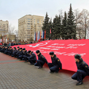 В День народного единства во Владимире вновь развернули знамя Победы