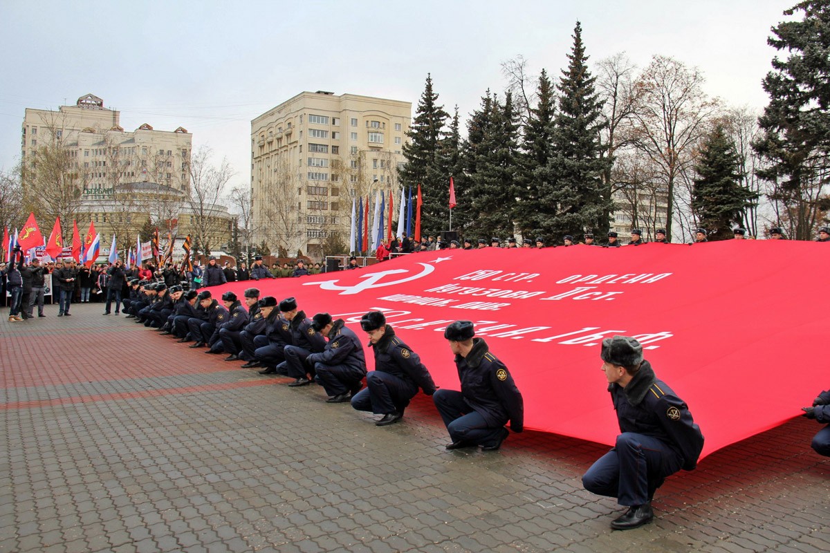 В День народного единства во Владимире вновь развернули знамя Победы