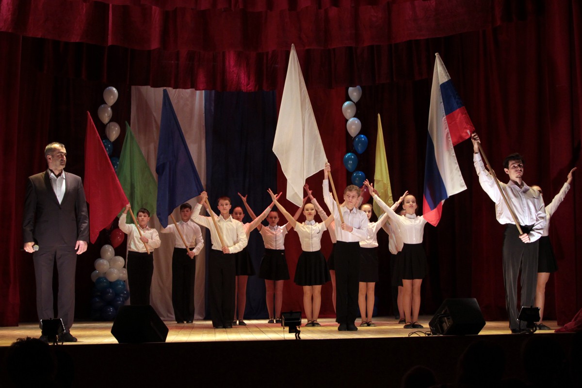 Песня о России прозвучала в исполнении Р. Омарова в сопровождении театра танца «Вдохновение»