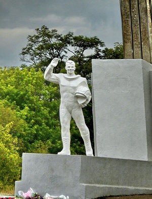 Памятник Гагарину на месте приземления