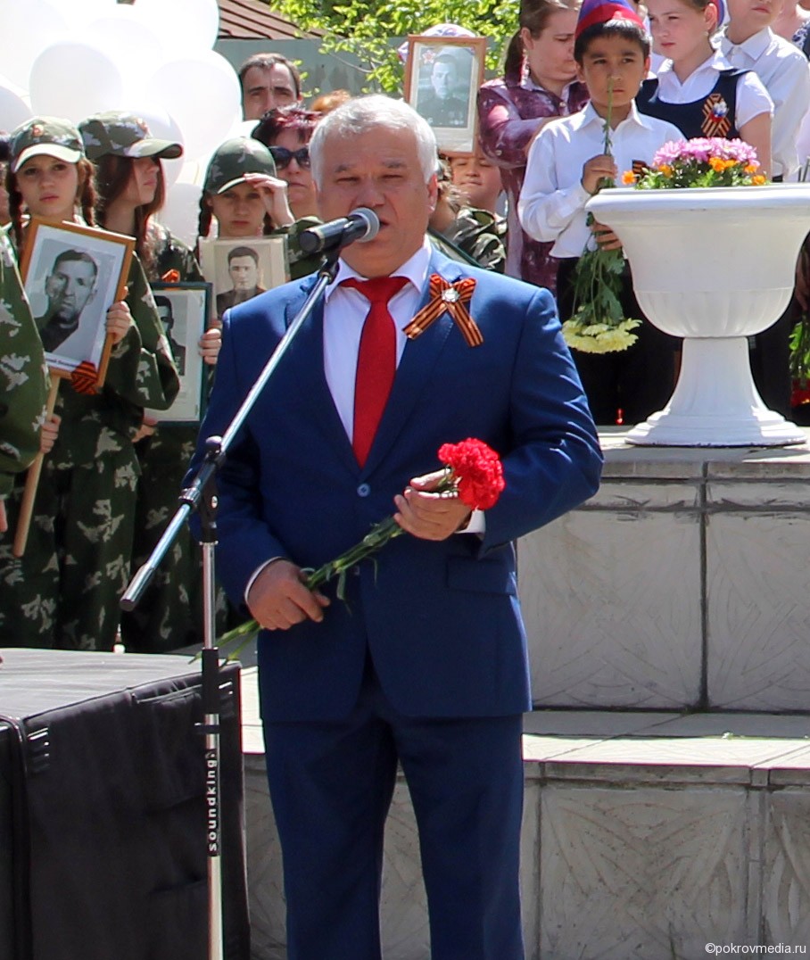 Глава администрации города Покров В. Ш. Аракелов поздравляет присутствующих с праздником