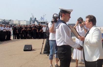  На фото: Вручение наград морякам