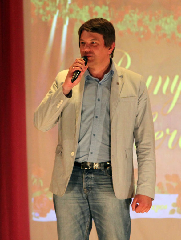 Глава г. Покров О. Г. Кисляков поздравляет выпускников средней школы № 1