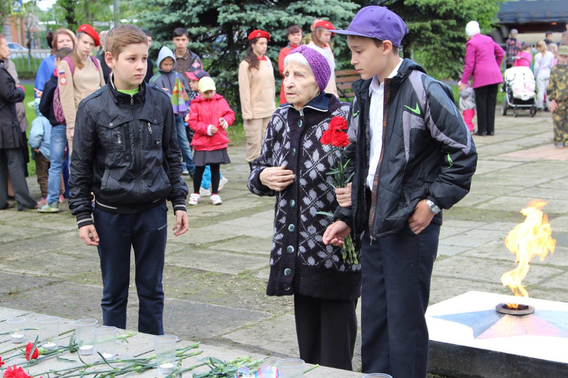 Участница ВОВ В. А. Кубышкина возлагает цветы к обелиску