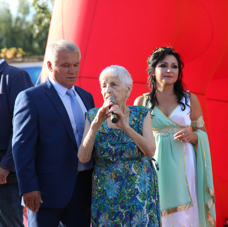Ветеран ВОВ, почётный житель Покрова В. А. Кубышкина поздравляет горожан