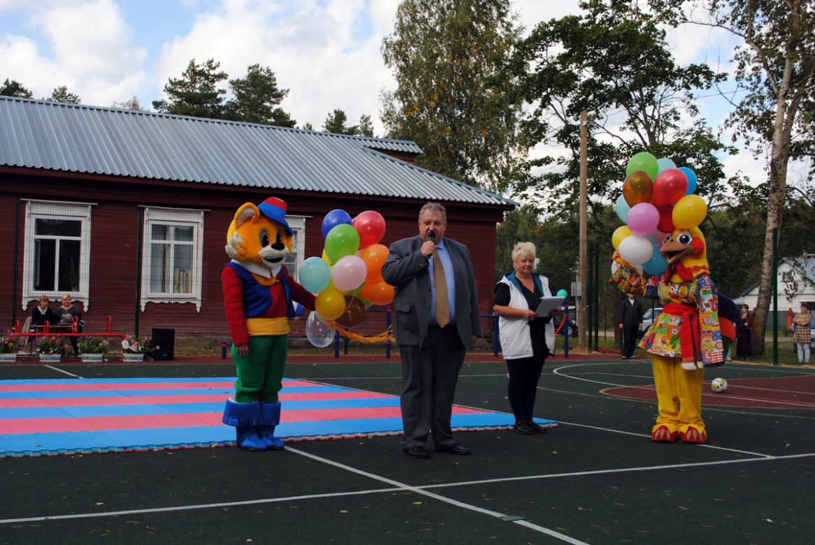 М. Ю. Колков поздравляет с открытием спортивной площадки.